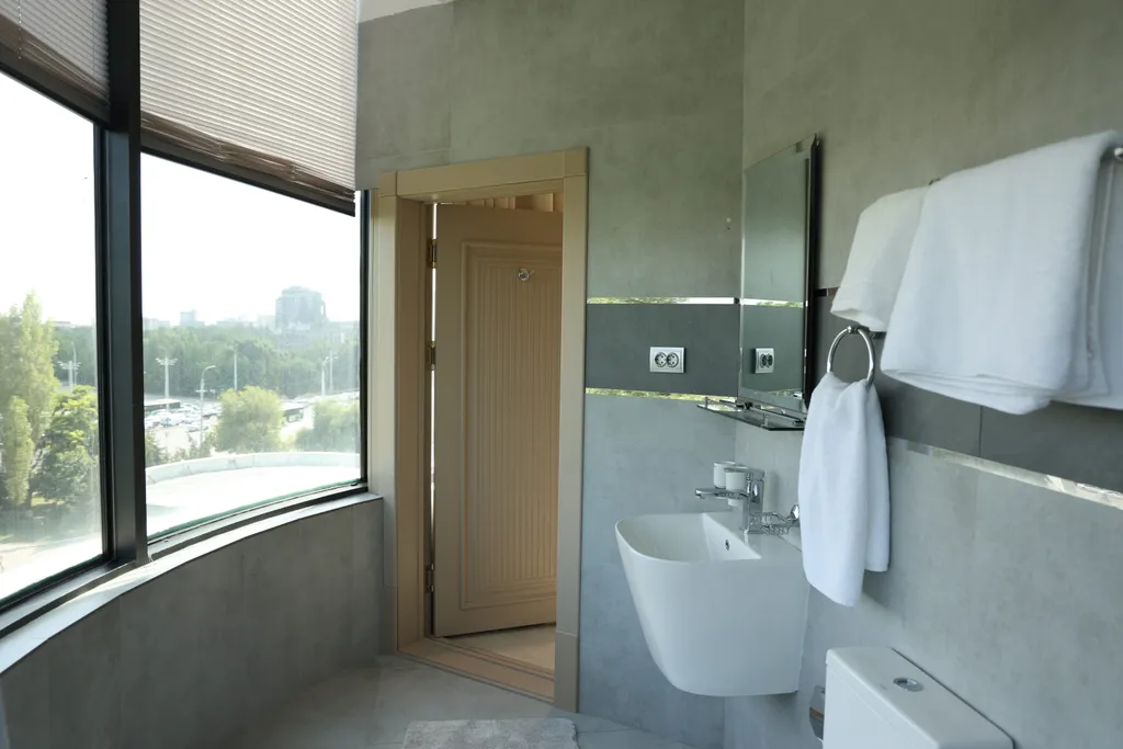 Двухкомнатный номер с king-size кроватью и диваном в гостиной