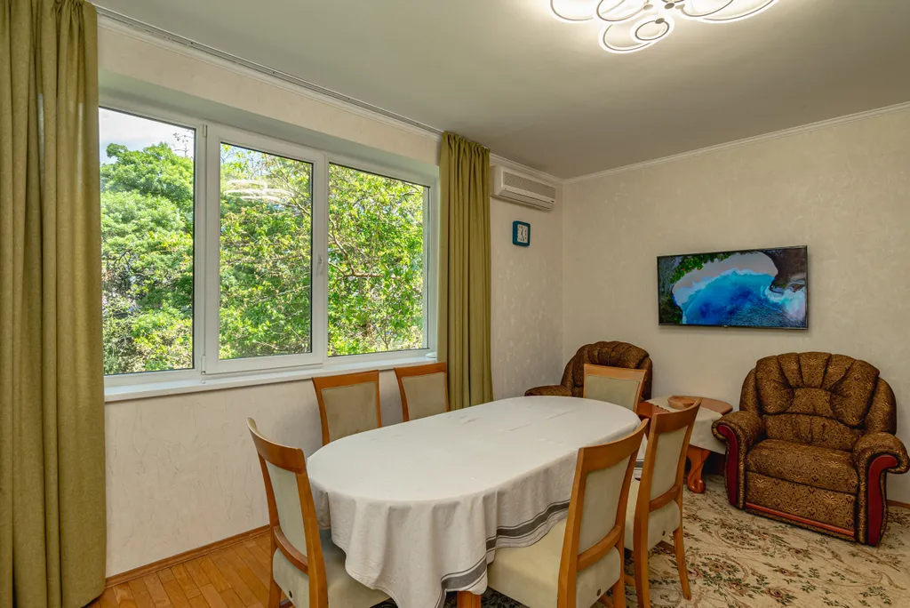 Уютные апартаменты в центре Ялты с видом на горы с 3-балконами