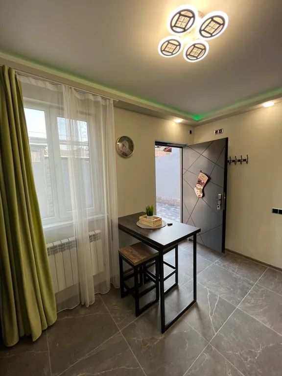 Sweet Yellow Apartment Self Check In