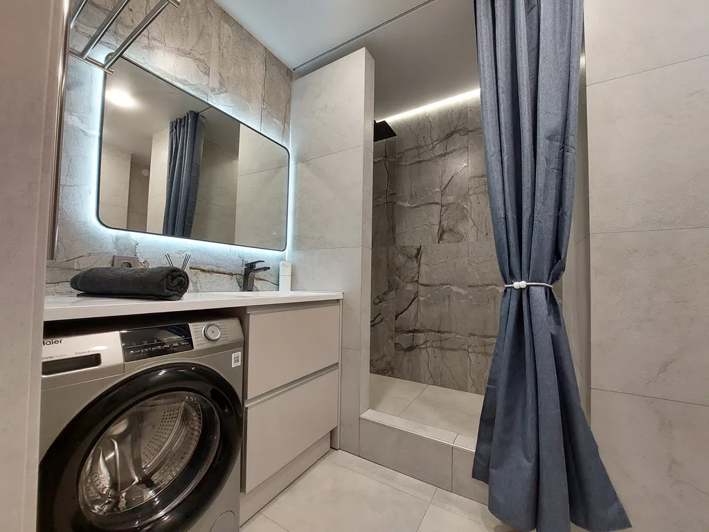 Апартаменты с отдельной спальней в новом доме, центр