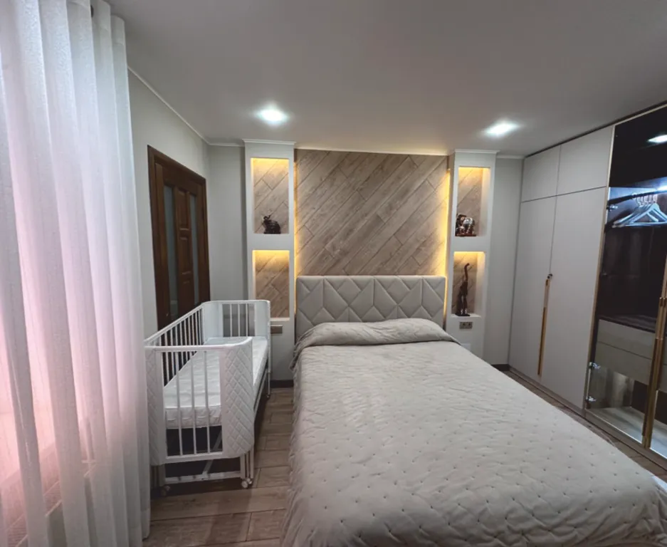 Уютный дом с отдельным двором, зоной барбекю и парковочным местом