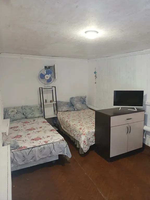 Квартира Маленькая комната со спальными местами в частном доме на даче — аренда посуточно в Щёлкино