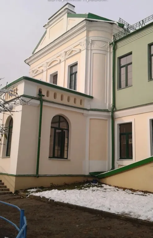 Рядом с ж/д вокзалом и  королевской усадьбой Станиславово.