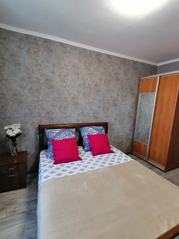 Чистая двухкомнатная квартира на Каштаке