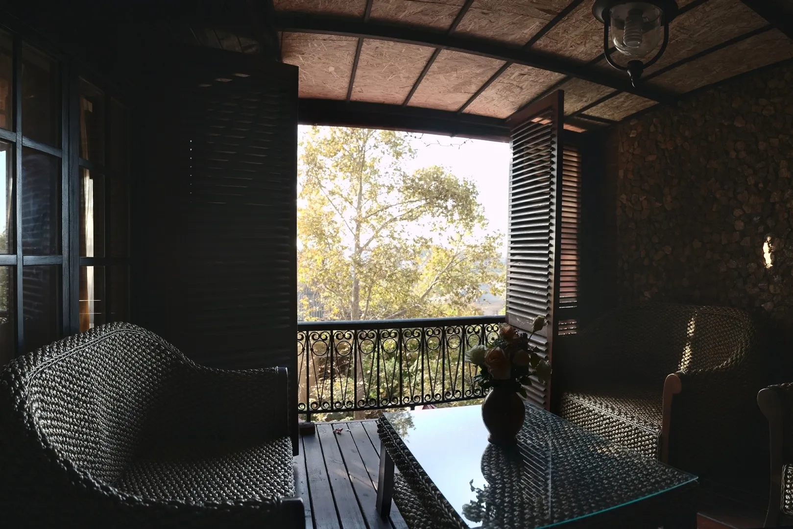 балкон с плетенной мебелью 101