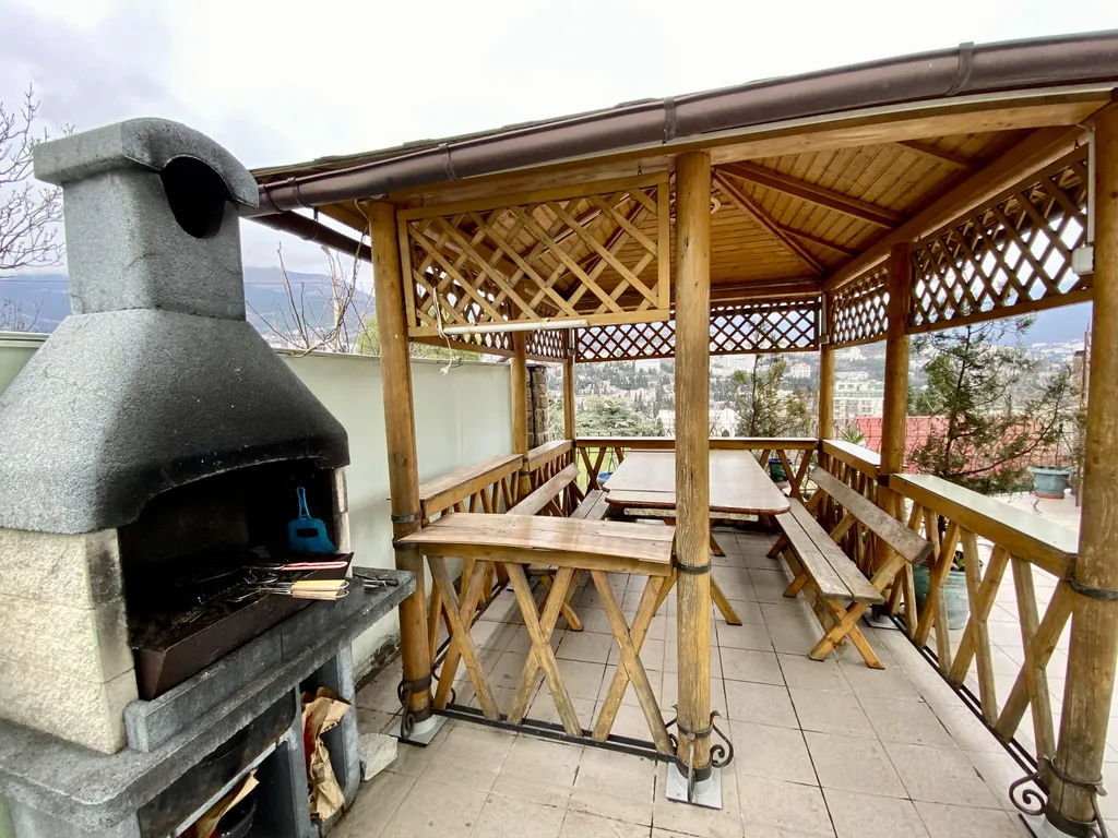 Дом в центре с видом на море