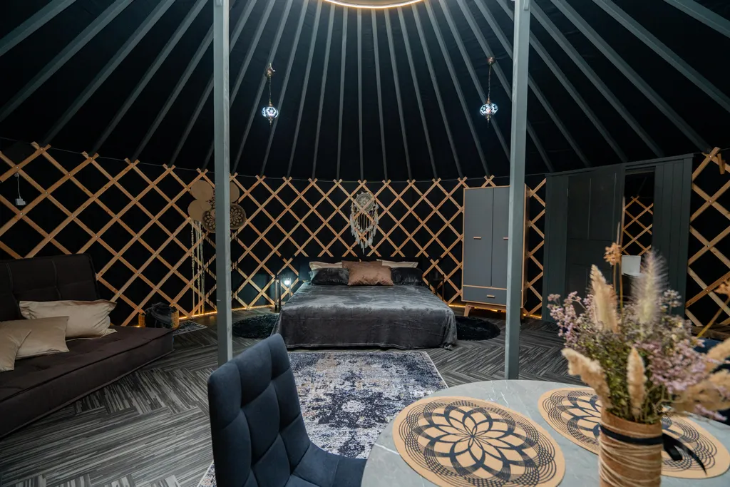 Юрта в лесу