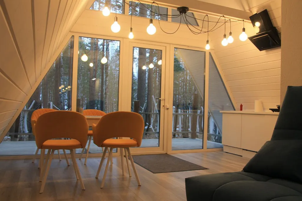 Дом в лесу на берегу озера