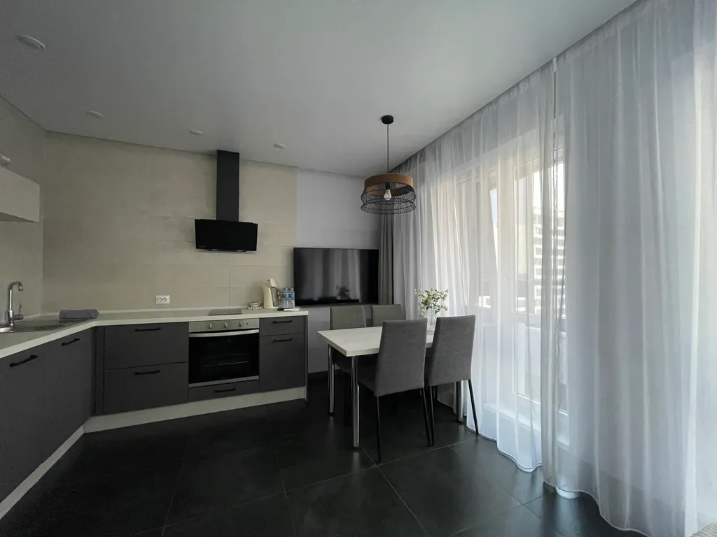 Просторная уютная студия с панорамным остеклением в тихий двор