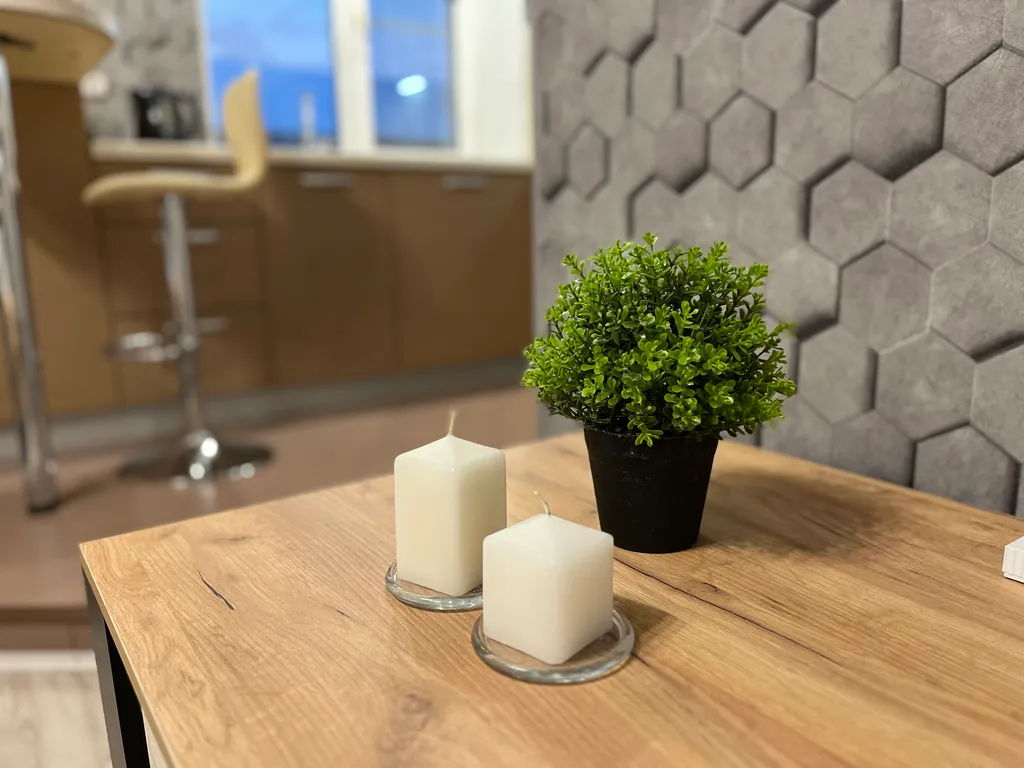 Дизайнерская студия с большим телевизором со смарт-тв