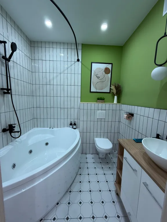 Уютная квартира с панорамными окнами и джакузи