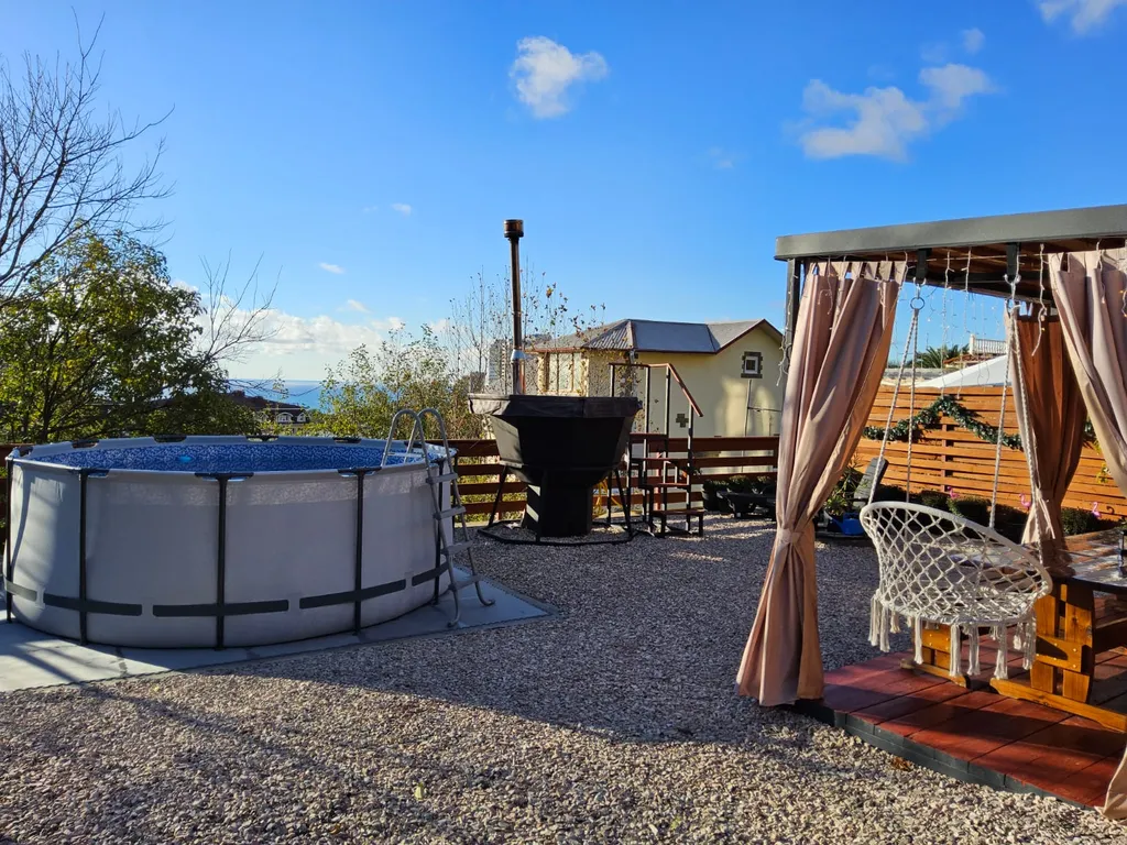 Дом а-фрейм с банным чаном, бассейном, беседкой, парковкой в Сочи