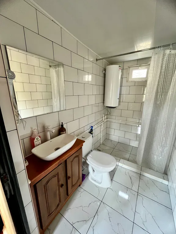 Домик с видом на горы у края каньона