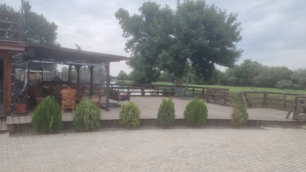 Уютный дом на берегу реки