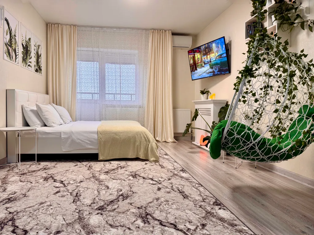 Уютная квартира с подвесным креслом