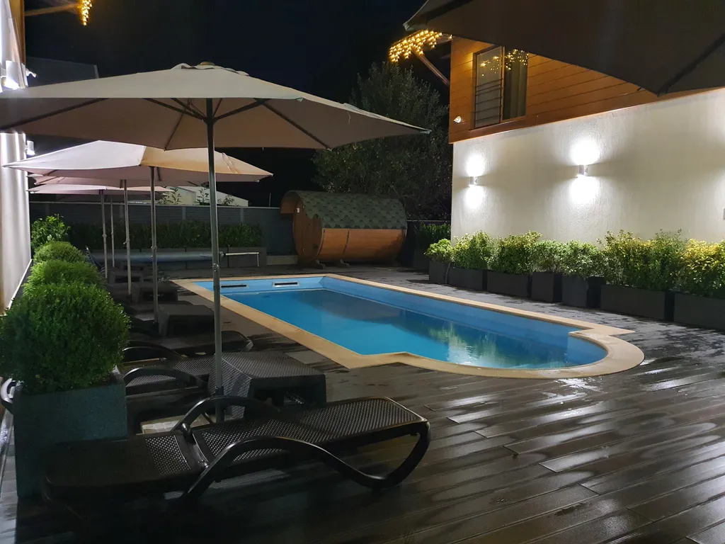 Студия в центре с балконом и видом на горы + бассейн/сауна