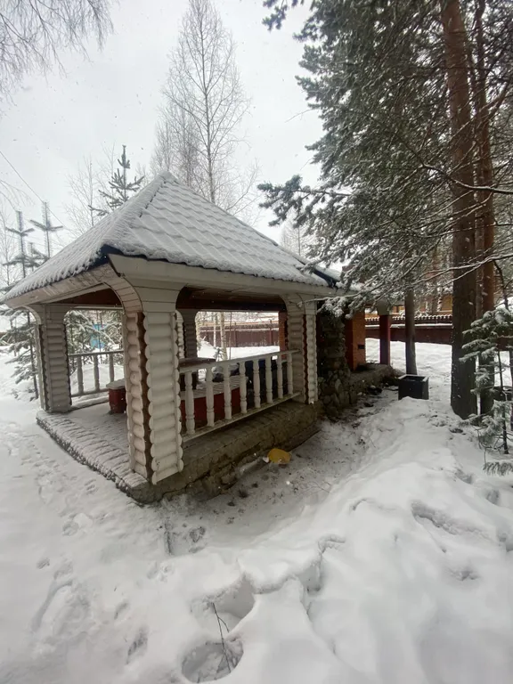 Уютный домик на берегу реки