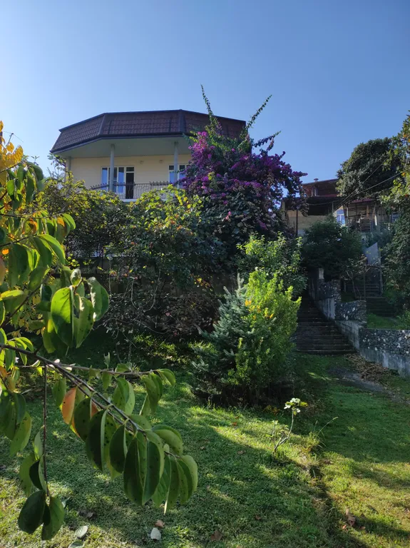 Светлая, просторная комната с выходом на балкон