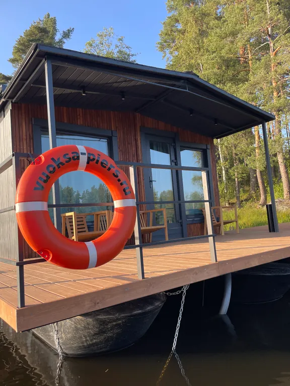 Дом на воде, хаусбот в Карелии