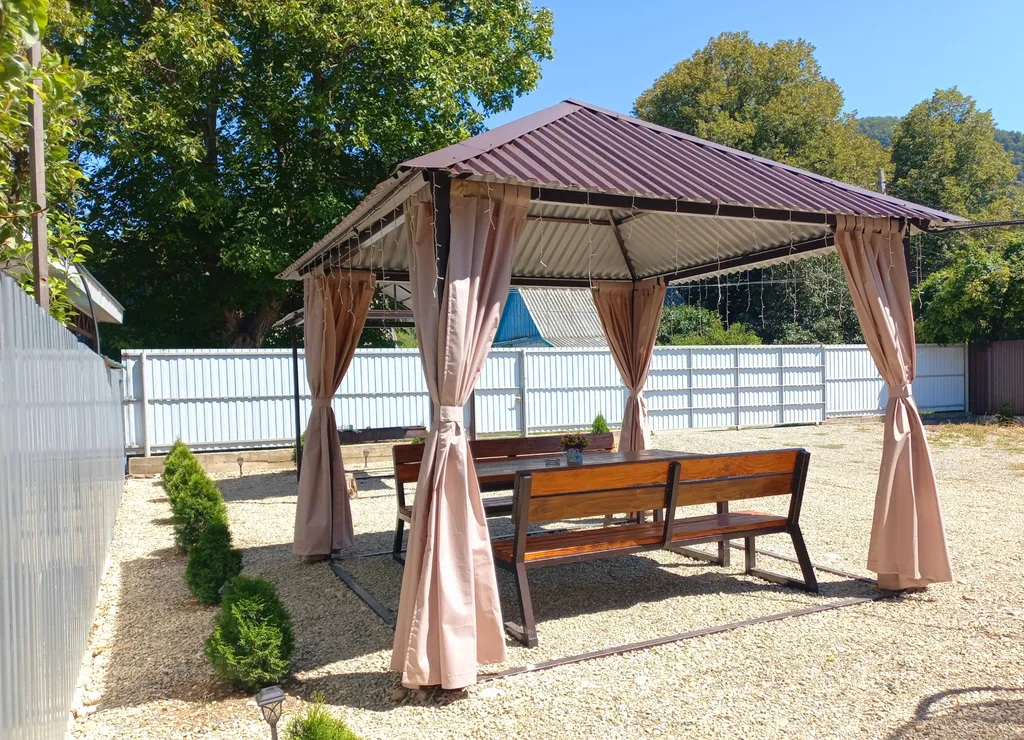 Гуамкаюг. Дом с купелью и видом на горы