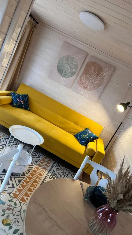 Уютный Белый дом у реки