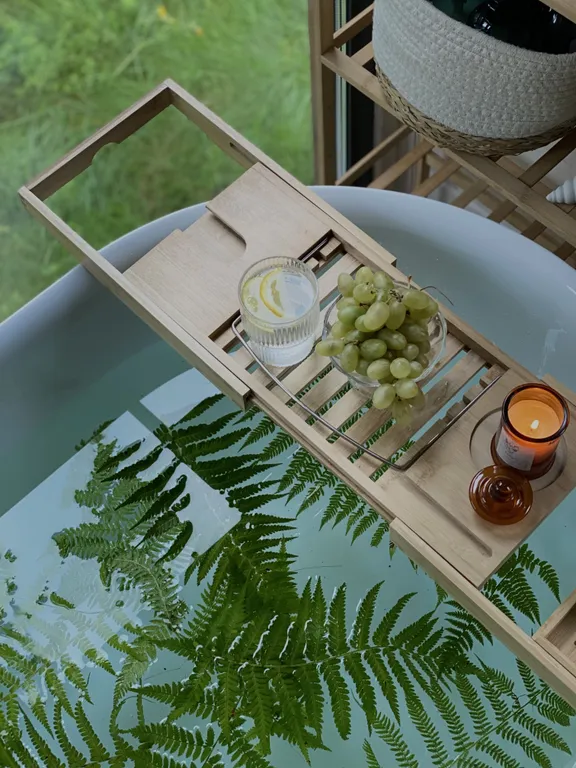 Скандинавский дом с ванной внутри и видом на лес