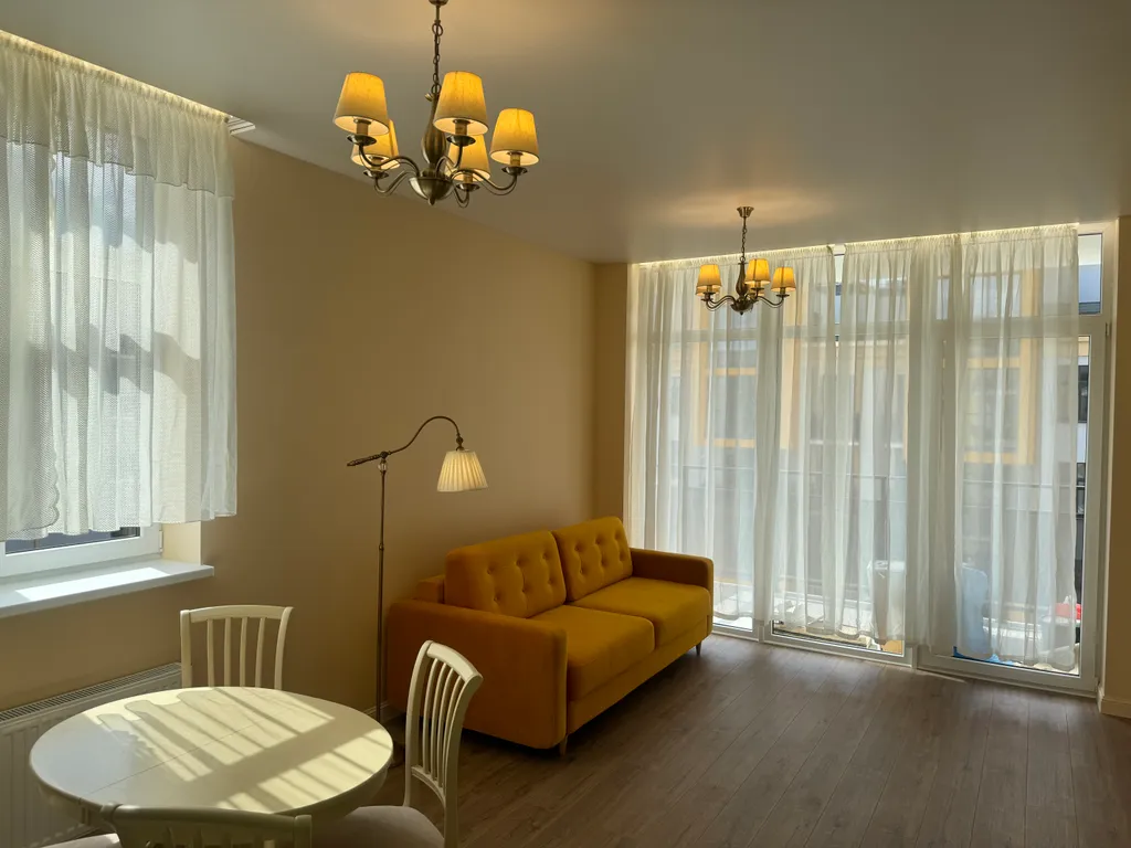 Солнечная квартира с мебелью из натурального дерева, рядом с морем