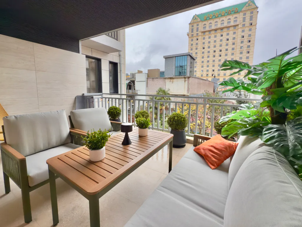 Persimmon, europe square - historic city center