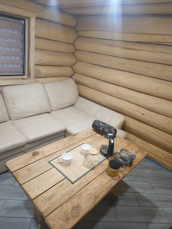 А-фрейм в лесу с баней из бревна липы и горячий чан