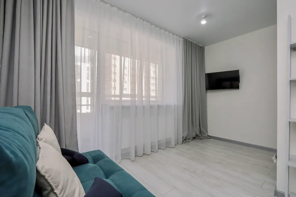 Очaровaтельнaя cтудия с уютными качелями на бaлконe