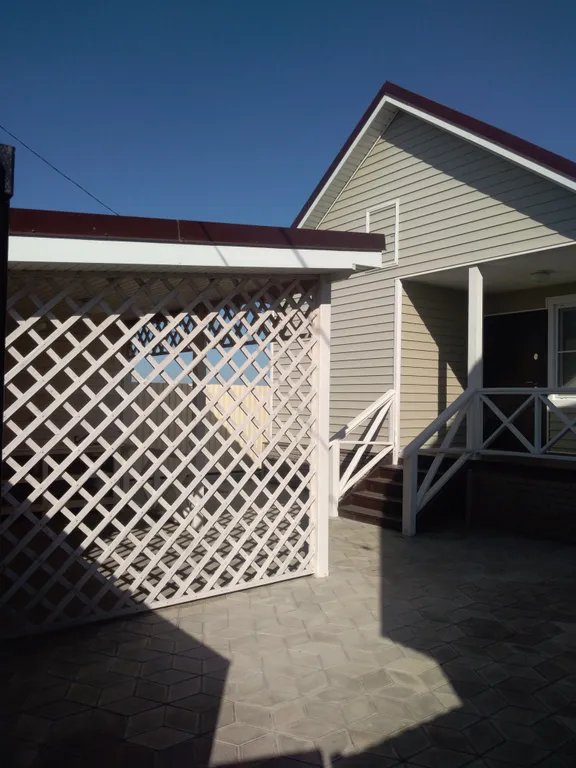 Коттедж с собственной территорией, большой беседкой и мангальной зоной