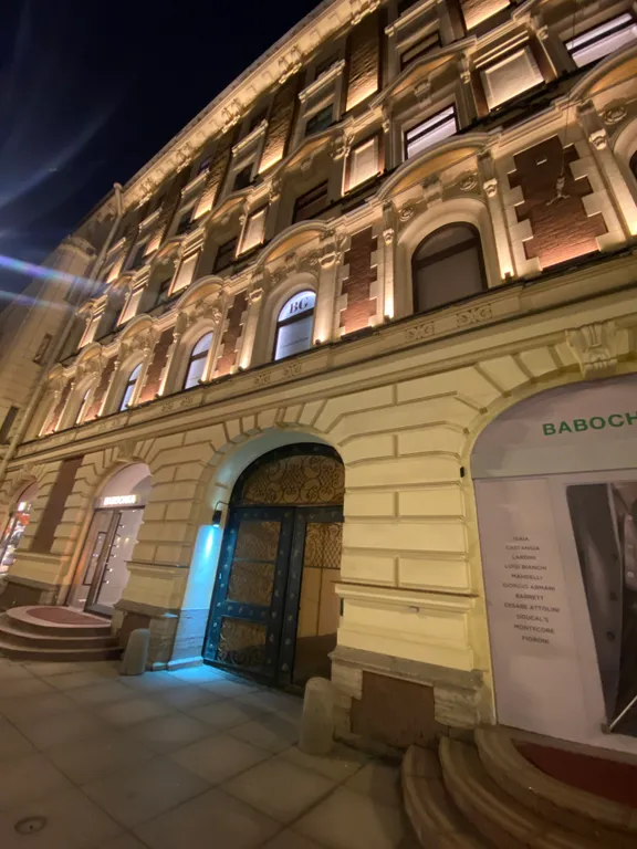 Тихий Невский у метро, с парковкой