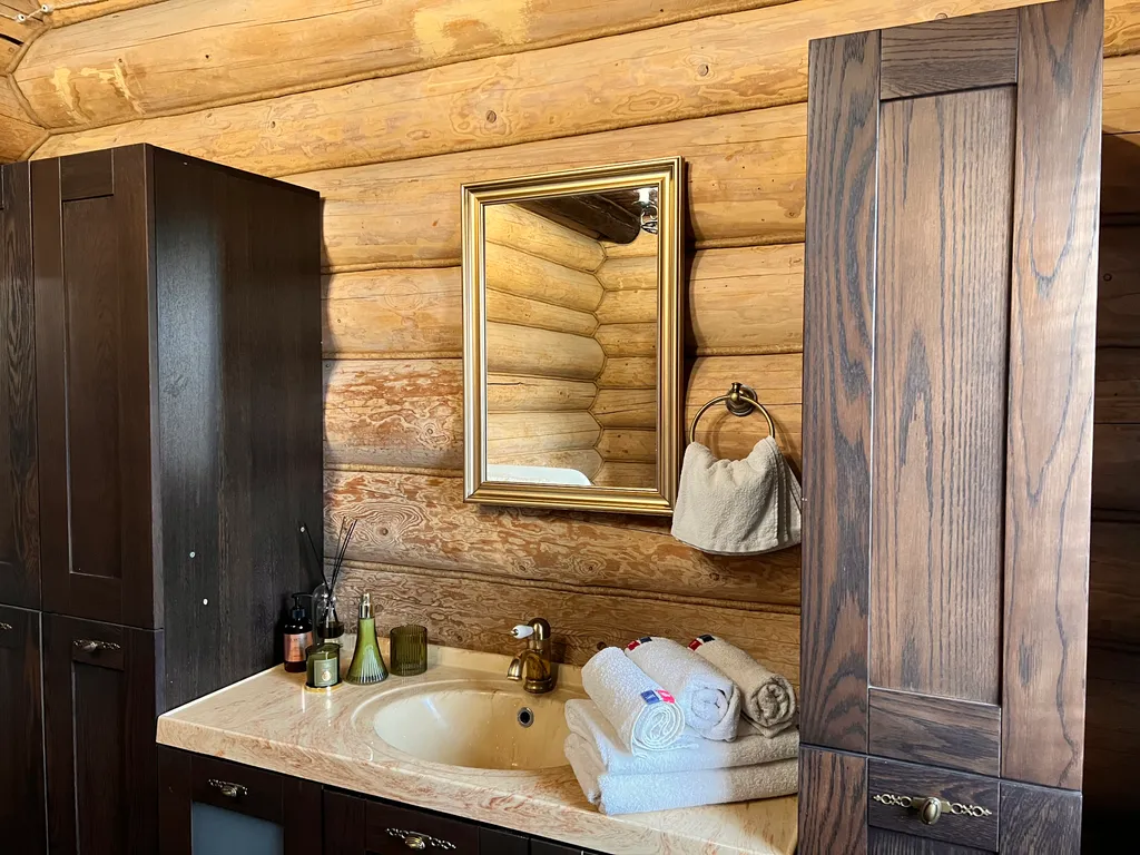 Красивый уютный бревенчатый дом с камином и видом на реку и церковь