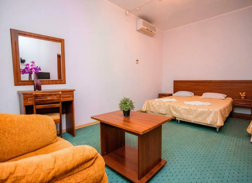 Номер на первой линии с видом на море без балкона из двух комнат