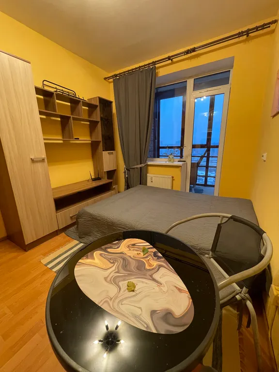 Уютная современная студия с видом на город