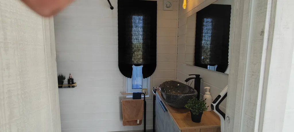 Домик у реки: банный чан, костёр, беседка с мангалом