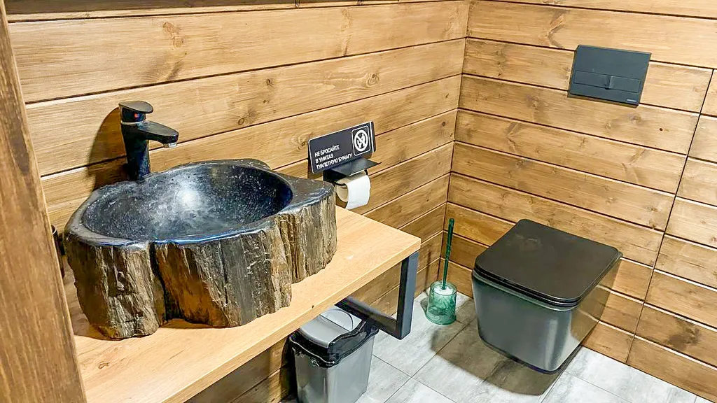 Домик в лесу вблизи от города в стиле A-frame