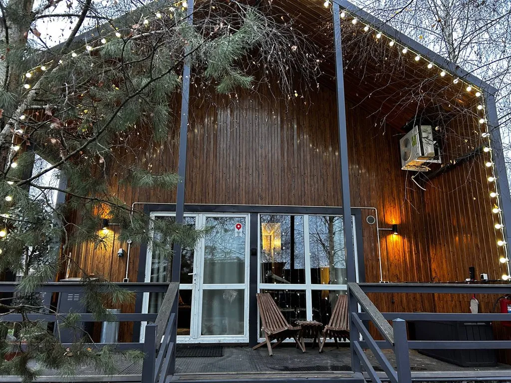 Дом с купелью и сауной, костровой зоной, мангалом и качелями