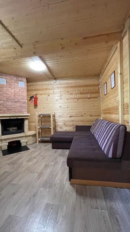 Уютный Дом в лесу с камином.