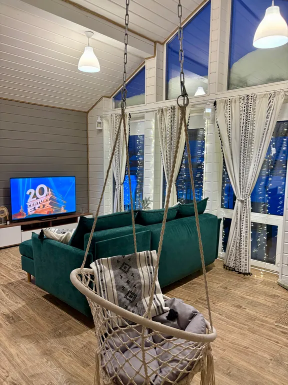 Уютный домик у лесного озера