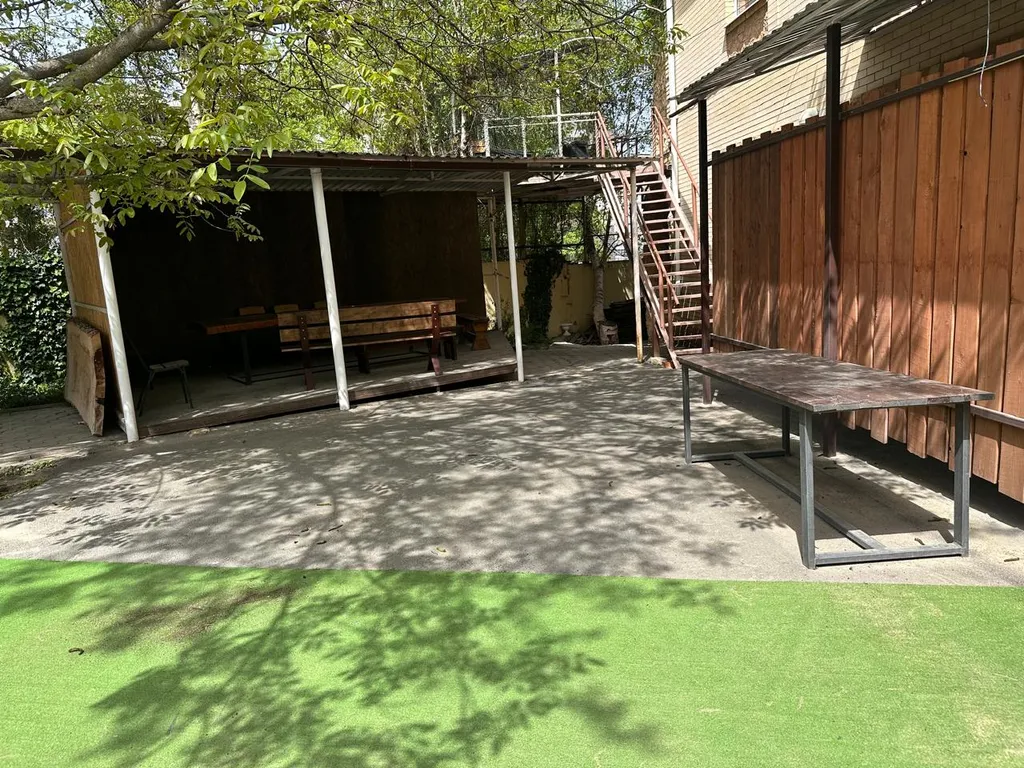 Большой дом с баней, бассейном, мангалом и парковкой