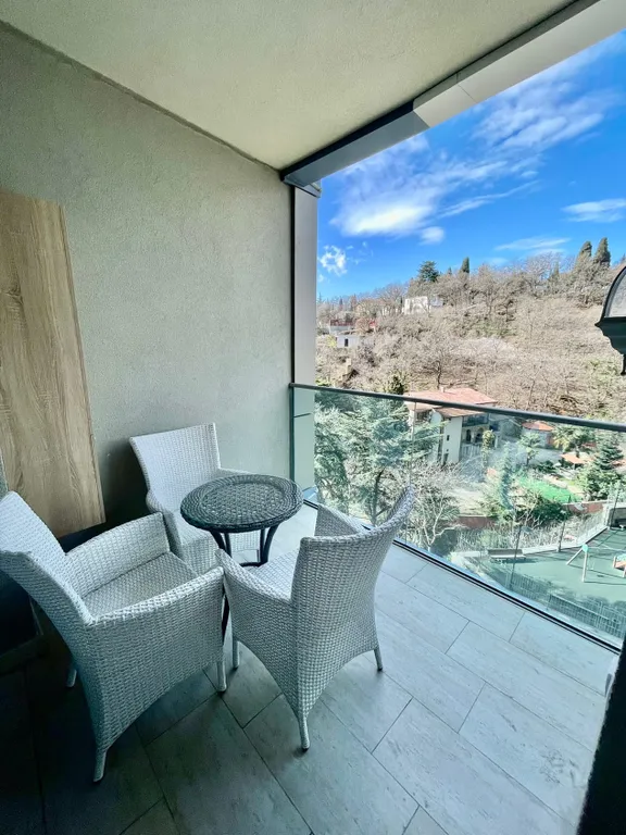 Квартира с отдельным залом и отдельной спальней с террасой на парк