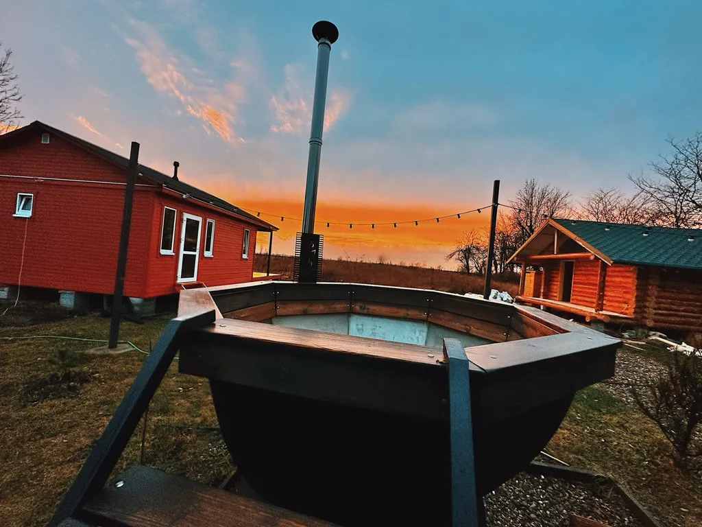 Большой дом с видом на озеро