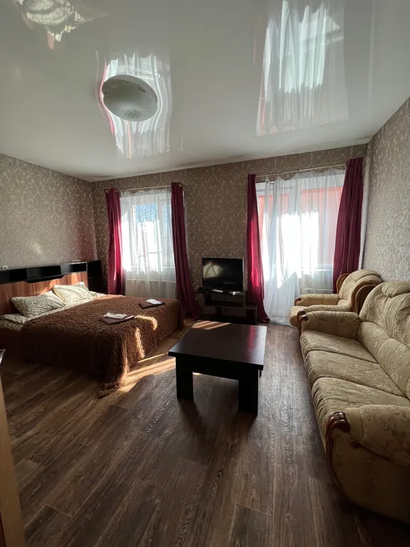 Большая студия с парковкой и местом для отдыха на территории