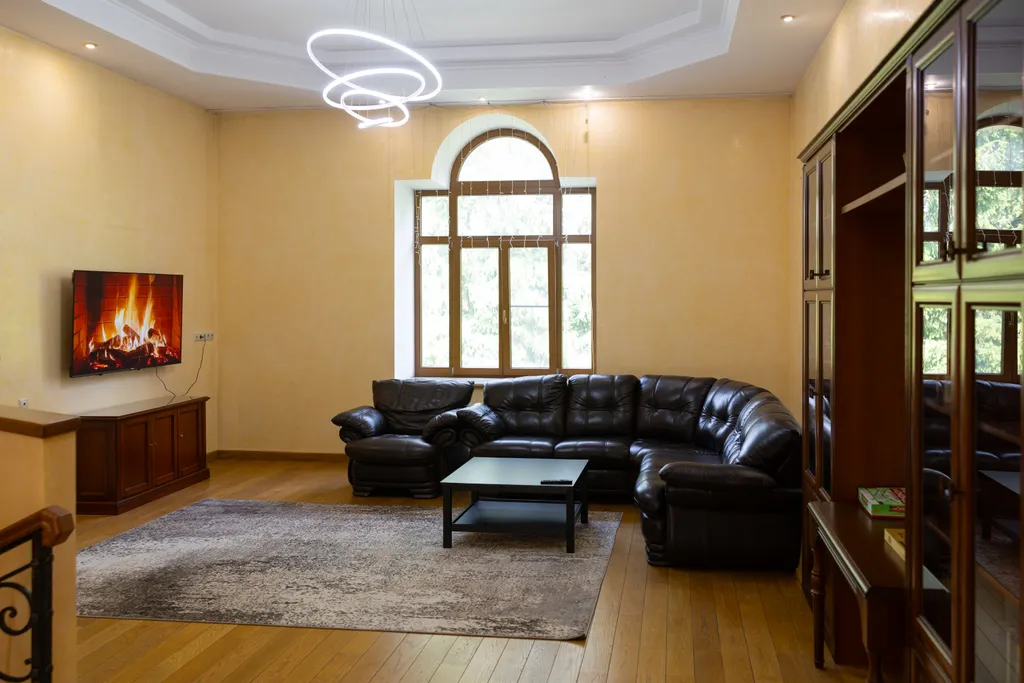 Особняк с большим бассейном в живописном лесном поселке