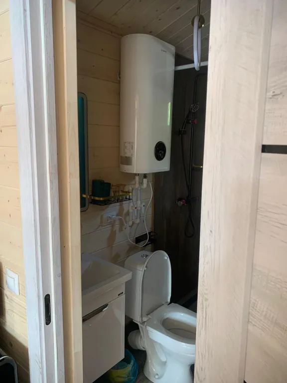 Домик у реки возле канатной дороги