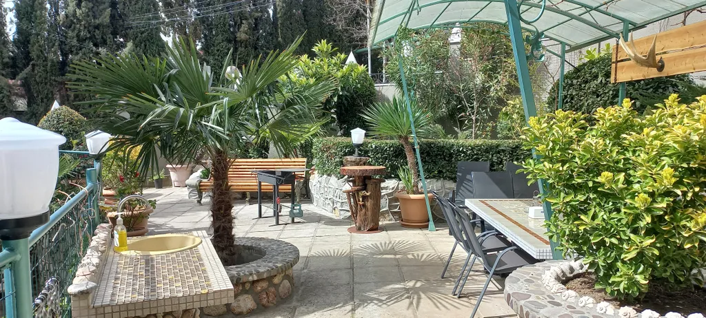 Частный дом с территорией