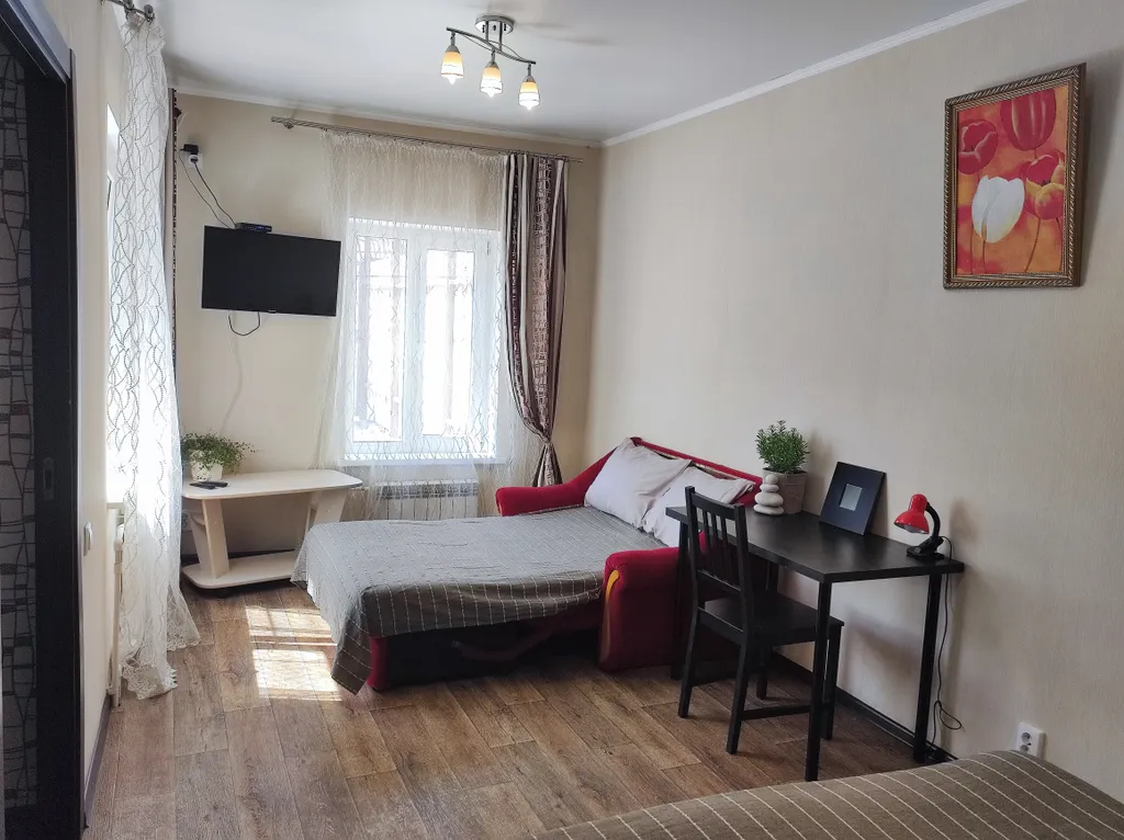 Двухкомнатный вместительный дом со двором