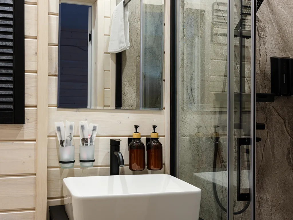 Семейный коттедж с баней и чаном в Шишкин Плейс в хвойном лесу