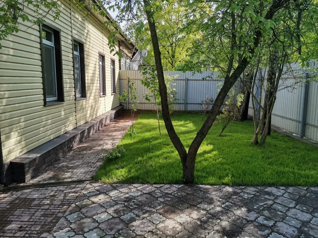 Уютный уголок с небольшой зоной для отдыха и машиноместом